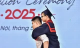 'Mỗi bước chân là một lời hứa' – Chàng trai cõng bạn thân lên bục tốt nghiệp Đại học Bách khoa Hà Nội