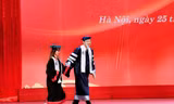 Chạm trái tim sinh viên: Hình ảnh thầy hiệu trưởng dẫn tay nữ sinh bại não lên nhận bằng tốt nghiệp