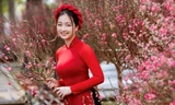 Hot girl Sài Thành lung linh trong tà áo dài đỏ, bên mẹ đón chào năm mới