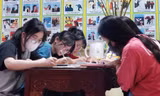 Sĩ tử 2006 đội mưa đến chùa Đậu cầu may trước thềm kỳ thi THPT năm 2024