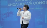 Sĩ tử 'say đắm' giọng ca 'Tình cờ yêu em' tại Ngày hội tuyển sinh khối các ngành Khoa học và Công nghệ