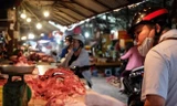 Giá lợn hơi lao dốc, thịt tại chợ vẫn đắt