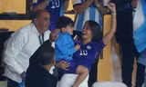 Vợ con Messi ăn mừng chiến thắng kịch tính của Argentina