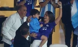 Vợ con Messi ăn mừng chiến thắng kịch tính của Argentina
