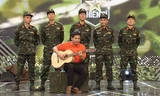 NSƯT Chí Trung vừa chơi guitar vừa hát trên sân khấu 'Chúng tôi chiến sĩ'