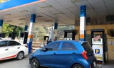 Thiếu xăng, người Hà Nội vừa đi đường vừa 'nín thở'