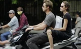 Loạt ảnh Brad Pitt - Angelina Jolie đi xe máy ở Việt Nam 15 năm trước gây 'sốt' trở lại