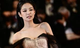Jennie (BlackPink) xuất hiện tại thảm đỏ Cannes sau clip hẹn hò V (BTS)
