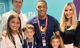 Cả nhà Ivanka Trump chụp ảnh cùng Mbappe