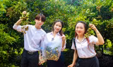Sinh viên Lào, Campuchia trải nghiệm một ngày làm nông dân Việt