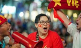 Chị em quẩy tưng cổ vũ đội tuyển bóng đá nữ Việt Nam