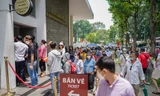 Dinh Độc Lập quá tải, quầy vé phải đóng cửa, du khách 'đội nắng' chờ xuyên trưa 