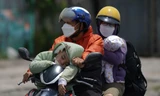Người dân trở lại TPHCM sau nghỉ lễ, trẻ em ngủ gục trên xe máy