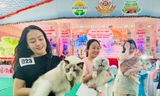 Bạn trẻ 'lên đồ' cho chó mèo xúng xính dự ngày hội thú cưng