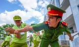 Chiến sĩ nhí hào hứng học kỹ năng tự vệ, trấn áp tội phạm...