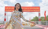 Hoa khôi cao 1,76 m nổi bật trong ngày khánh thành cầu Cần Giuộc