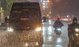 Mưa trái mùa lớn, bầu trời TPHCM tối sầm 