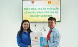 Bí thư T.Ư Đoàn Nguyễn Phạm Duy Trang thăm, tặng quà thầy giáo 24 năm làm Tổng phụ trách Đội