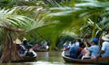 Du khách quốc tế thích thú trải nghiệm sông nước Bến Tre