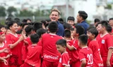Tuyển thủ Việt Nam 'gục ngã' trước đội bóng có... 2000 cầu thủ nhí