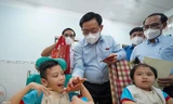 Chủ tịch Quốc hội Vương Đình Huệ thăm trẻ em khuyết tật tại TPHCM