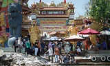 Người dân đội nắng tới ngôi chùa nằm giữa sông ở TPHCM 