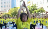 Gần 1.000 người đồng diễn yoga tại phố đi bộ Nguyễn Huệ