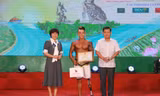 Xúc động hình ảnh VĐV thể hình đi thi với chiếc chân giả