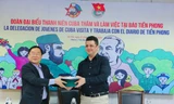 Nhà báo Lê Xuân Sơn - Tổng biên tập báo Tiền Phong, tặng quà lưu niệm cho đoàn thanh niên Cuba. (Ảnh: Trọng Tài)
