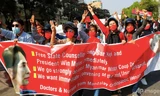 Người dân ở TP Mandalay biểu tình ngày 8/2. (Ảnh: AP)