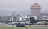 Chiếc máy bay vận tải quân sự C-17 Globemaster III hạ cánh xuống Đài Loan ngày 6/6. (Ảnh: Reuters)