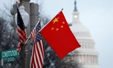 Quốc kỳ Mỹ và Trung Quốc được treo gần trụ sở Quốc hội Mỹ nhân chuyến thăm của Chủ tịch Trung Quốc Hồ Cẩm Đào đến Mỹ năm 2011. (Ảnh: Reuters)