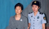 Bà Park Geun-hye (trái) đang phải thụ án tù. (Ảnh: CNN)