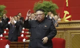 Ông Kim Jong Un nhận được tràng pháo tay lớn sau phát biểu bế mạc đại hội đảng. (Ảnh: KCNA)