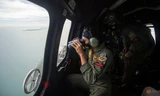 Không quân Indonesia tìm kiếm ở khu vực máy bay mất tích. (Ảnh: Reuters)