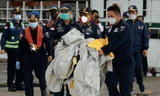 Lực lượng cứu hộ Indonesia vớt được bộ phận của chiếc máy bay xấu số. (Ảnh: Reuters)