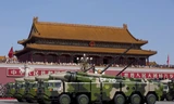 "Sát thủ diệt hạm" DF-21 xuất hiện trong cuộc diễn binh năm 2015 ở Bắc Kinh. (Ảnh: AP)