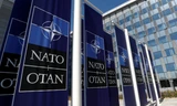 Logo của NATO trước trụ sở của liên minh ở Brussels, Bỉ. (Ảnh: Reuters)
