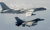 Một chiếc F-16 của Đài Loan bay gần máy bay ném bom H-16 của Bắc Kinh hồi tháng 2/2020. (Ảnh: AP)