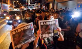 Những người Hong Kong mua được số cuối cùng của Apple Daily. (Ảnh: SCMP)