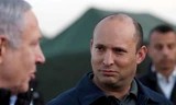 Ông Naftali Bennett (giữa) đứng cạnh Thủ tướng Nentanyahu. (Ảnh: Reuters)