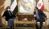 Thư ký Hội đồng an ninh quốc gia tối cao Iran Ali Shamkhani (phải) tiếp Cố vấn an ninh quốc gia UAE Sheikh Tahnoon bin Zayed Al Nahyan ngày 6/12. (Ảnh: AP)