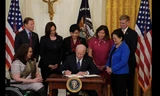Tổng thống Mỹ Joe Biden ký luật về chống tội ác thù hận nhằm vào người gốc Á. (Ảnh: Reuters)