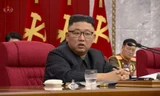 Ông Kim Jong Un trông gầy hơn hẳn trong những bức ảnh gần đây. (Ảnh: KNCA)