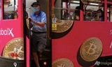 Một xe buýt ở Hong Kong dán quảng cáo cho Bitcoin. (Ảnh: AP)