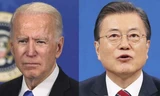 Tổng thống Mỹ Joe Biden (trái) và Tổng thống Hàn Quốc Moon Jae-in (Ảnh: Yonhap, Kyodo)