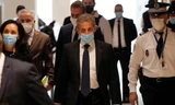 Cựu Tổng thống Pháp Nicolas Sarkozy (giữa) đến dự phiên toà ngày 1/3. (Ảnh: Reuters)