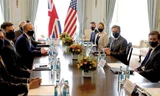 Đoàn Mỹ và Anh do hai ngoại trưởng đứng đầu có cuộc gặp trước thềm hội nghị bộ trưởng của G7. (Ảnh: AP)
