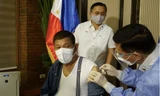 Hình ảnh ông Duterte lúc tiêm vắc-xin. (Ảnh: Bongopage)