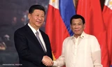 Tổng thống Philippines Rodrigo Duterte (phải) bắt tay Chủ tịch Trung Quốc Tập Cận Bình trong một chuyến thăm Bắc Kinh. (Ảnh: CNN)